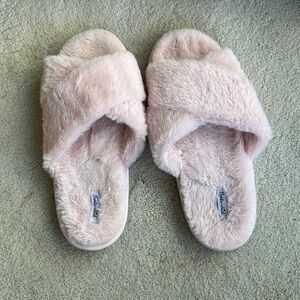 Size M/L splendid pink fuzzy slippers